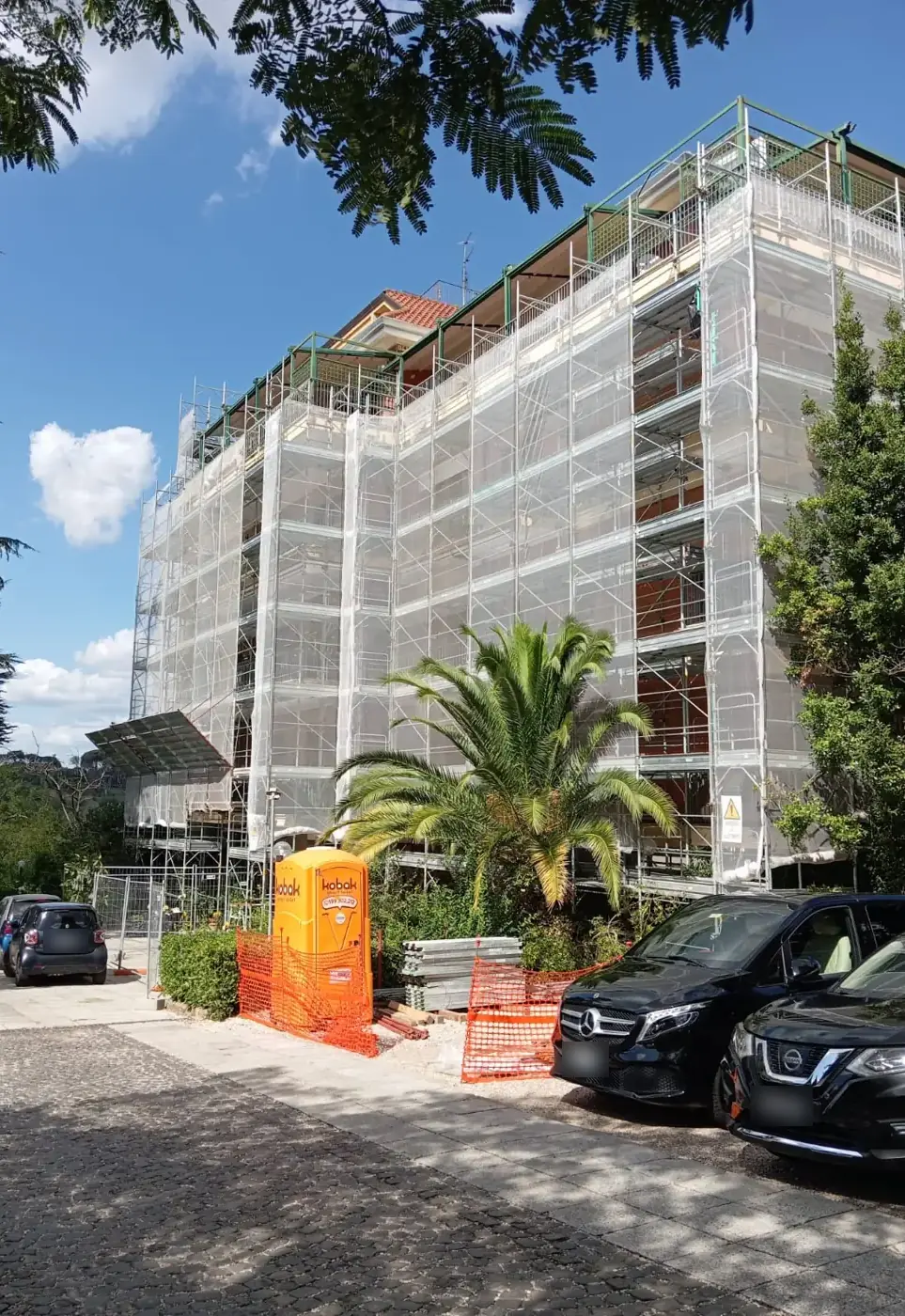 Materiale del ponteggio accatastato a terra accanto al cantiere