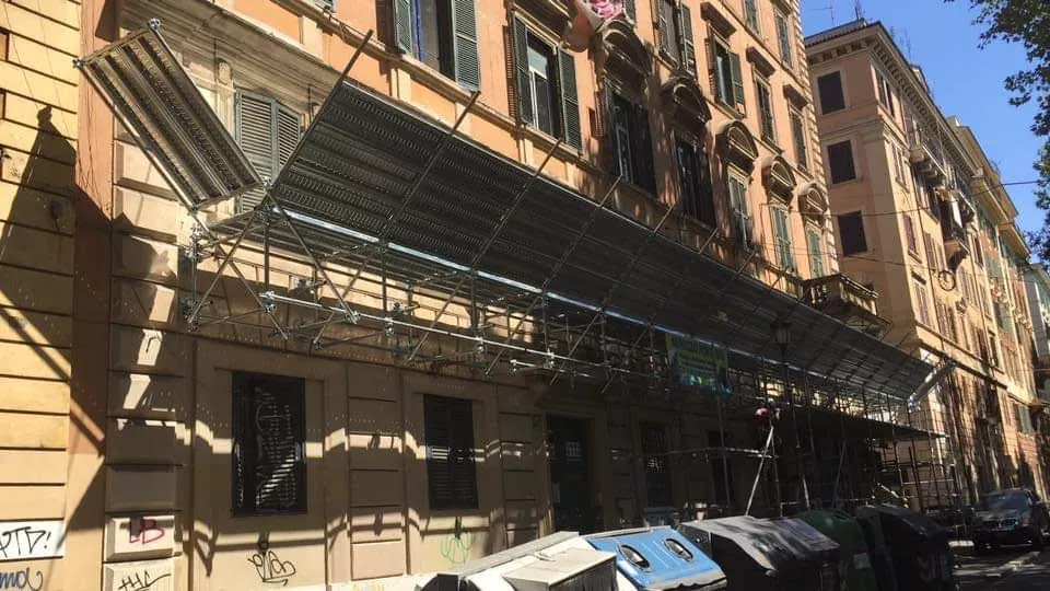 Mantovana lungo la facciata di un palazzo storico