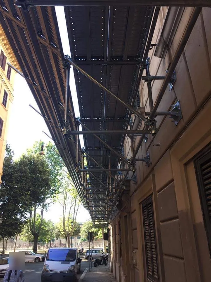 Passaggio pedonale protetto sotto la mantovana di un palazzo d'epoca