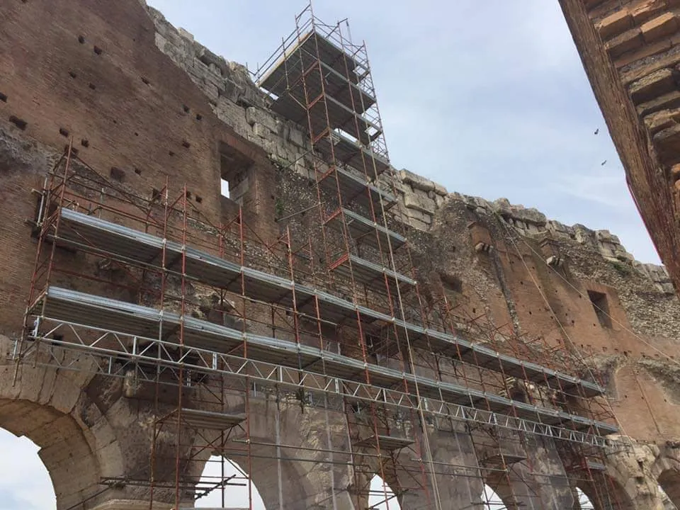 Piani di lavoro su più livelli lungo un muro del Colosseo