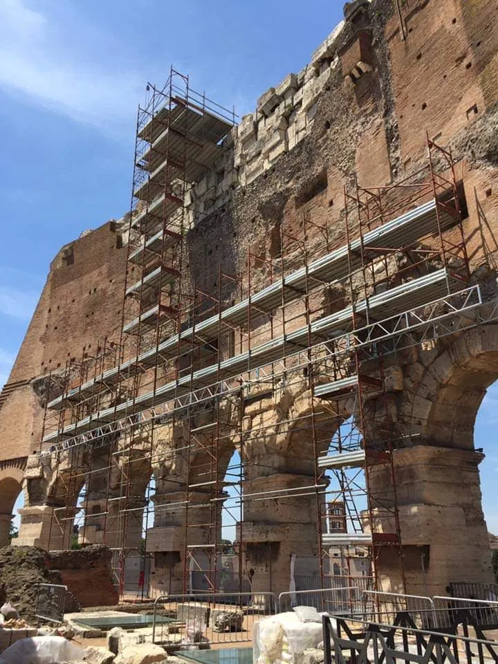 Ponteggio con torre di accesso e piani di lavoro sulle arcate del Colosseo