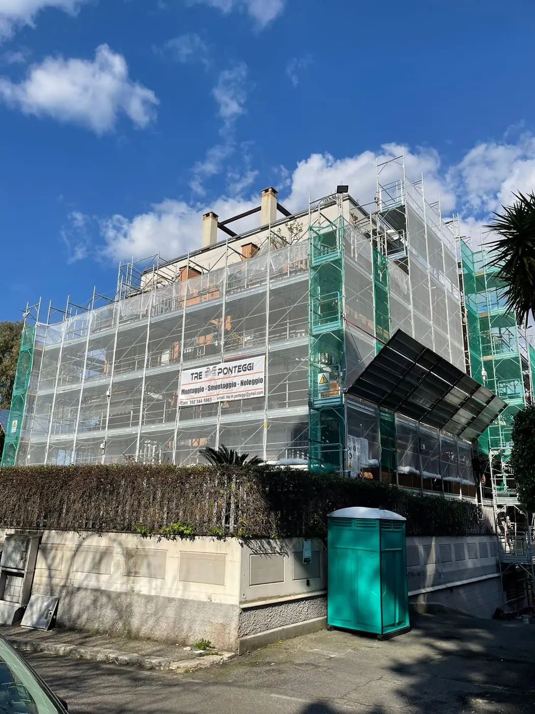Palazzina completamente impalcata con mantovana sopra l'ingresso